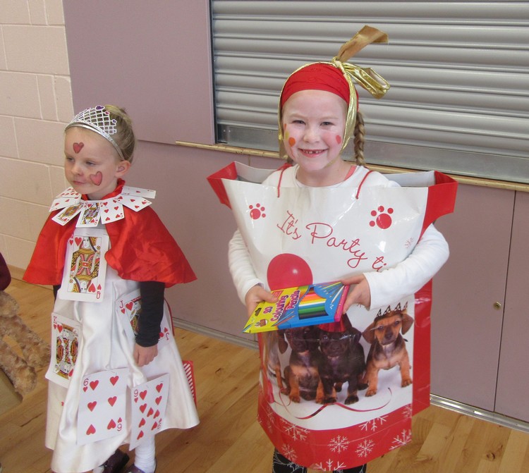 kostüm aus müll basteln spielkarten geschenktüte