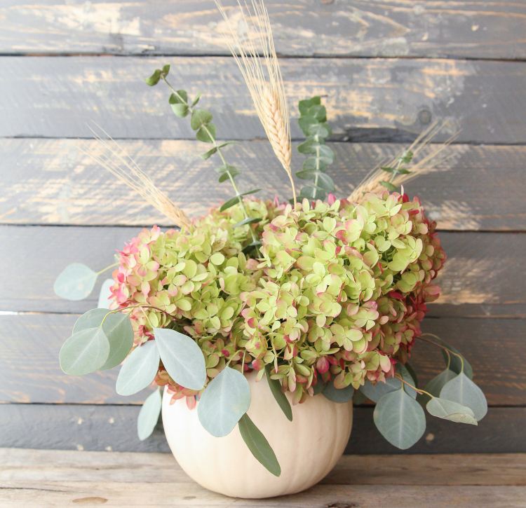 kürbis vase mit hortensien weizen blätter dekorieren