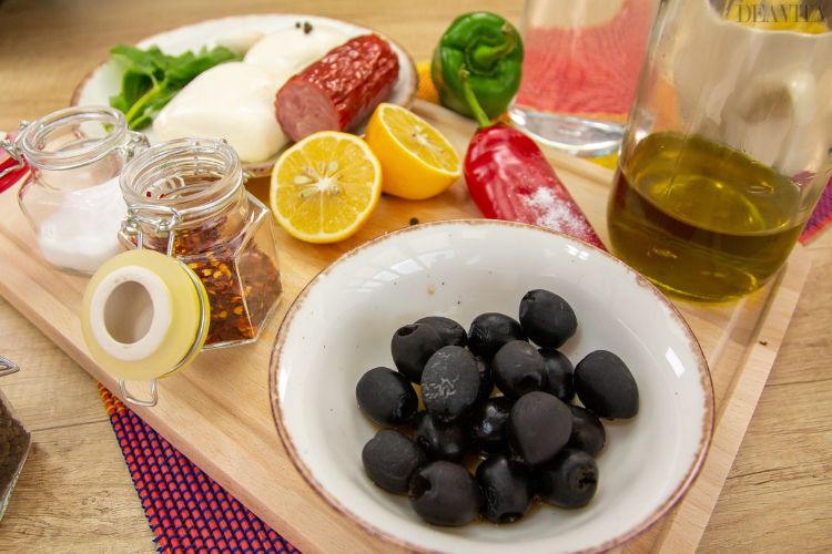 mediterraner nudelsalat produkte zutaten schwarze oliven zitrone salami pfefferflocken