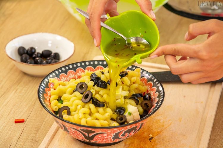 mediterraner nudelsalat übergießen dressing olivenöl gewürze