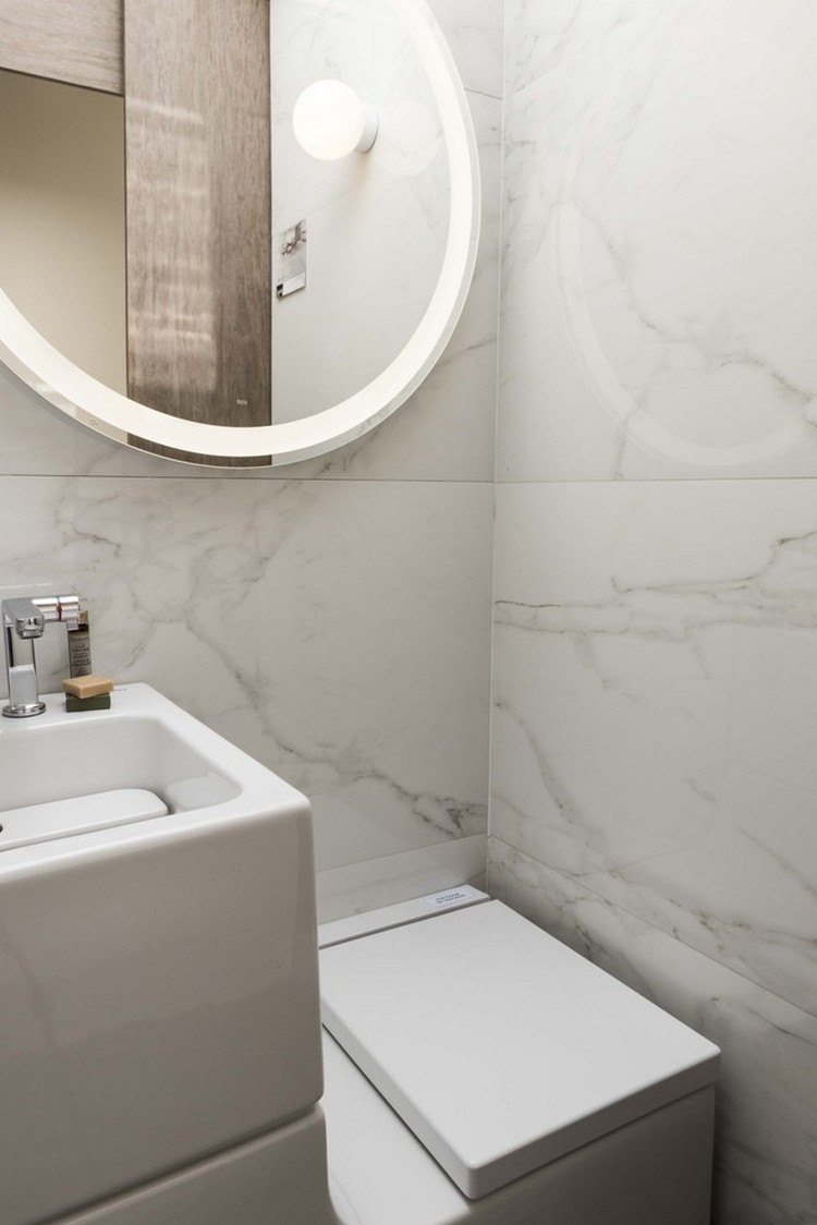 mini-wohnung konzept badezimmer marmor fliesen spiegel