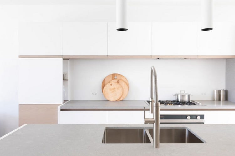 minimalistische küche weiße fronten grifflos