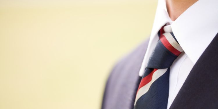 mischen gestreifte krawatte muster weißes hemd sakko anzug regeln anleitung leitfaden ratgeber