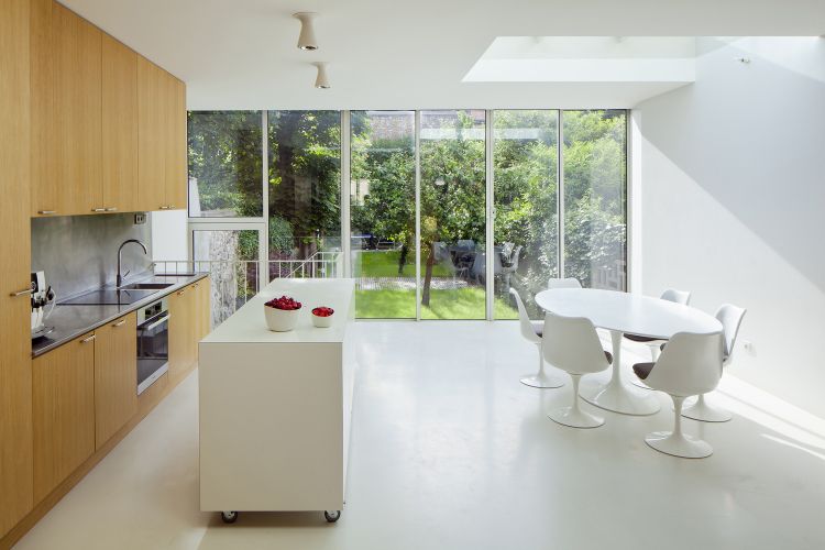 mobile kücheninsel doppelt kochinsel küchenwagen auf rädern modern minimalistisch design glastüren garten sonnenlicht
