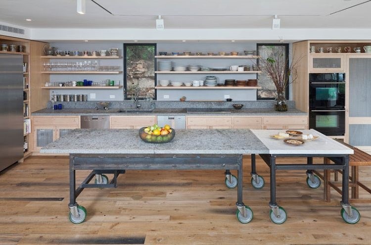 mobile kücheninsel doppelt nebeneinander kochinsel küchenwagen auf rädern industriell stil eisen marmor arbeitsplatten rollen