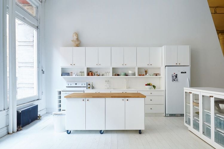mobile kücheninsel kochinsel küchenwagen auf rädern modern design schranktüren weiße küche großes fenster
