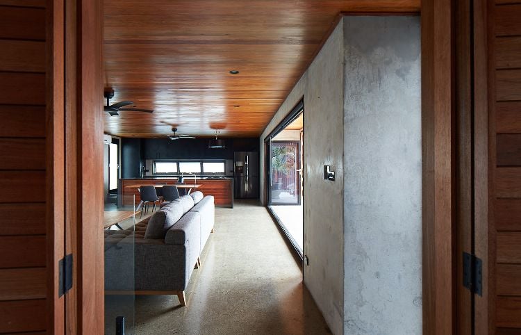 modern design haus wohnzimmer sofa einbauküche ortbeton wand holzverkleidung