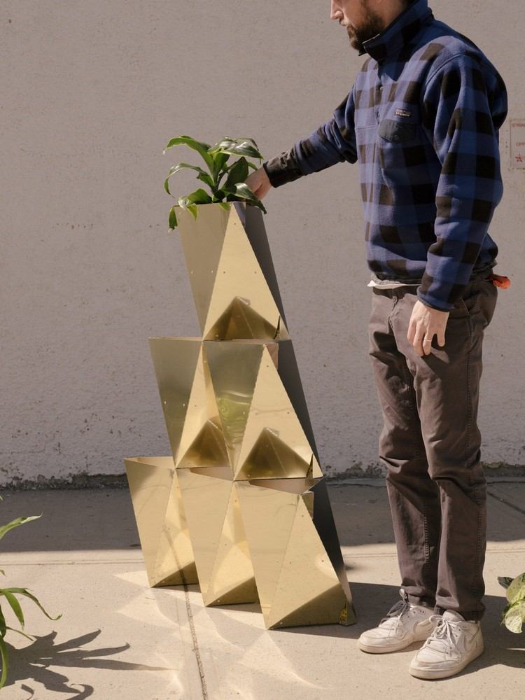 modulares pflanzsystem pyramide aus pflanztöpfen