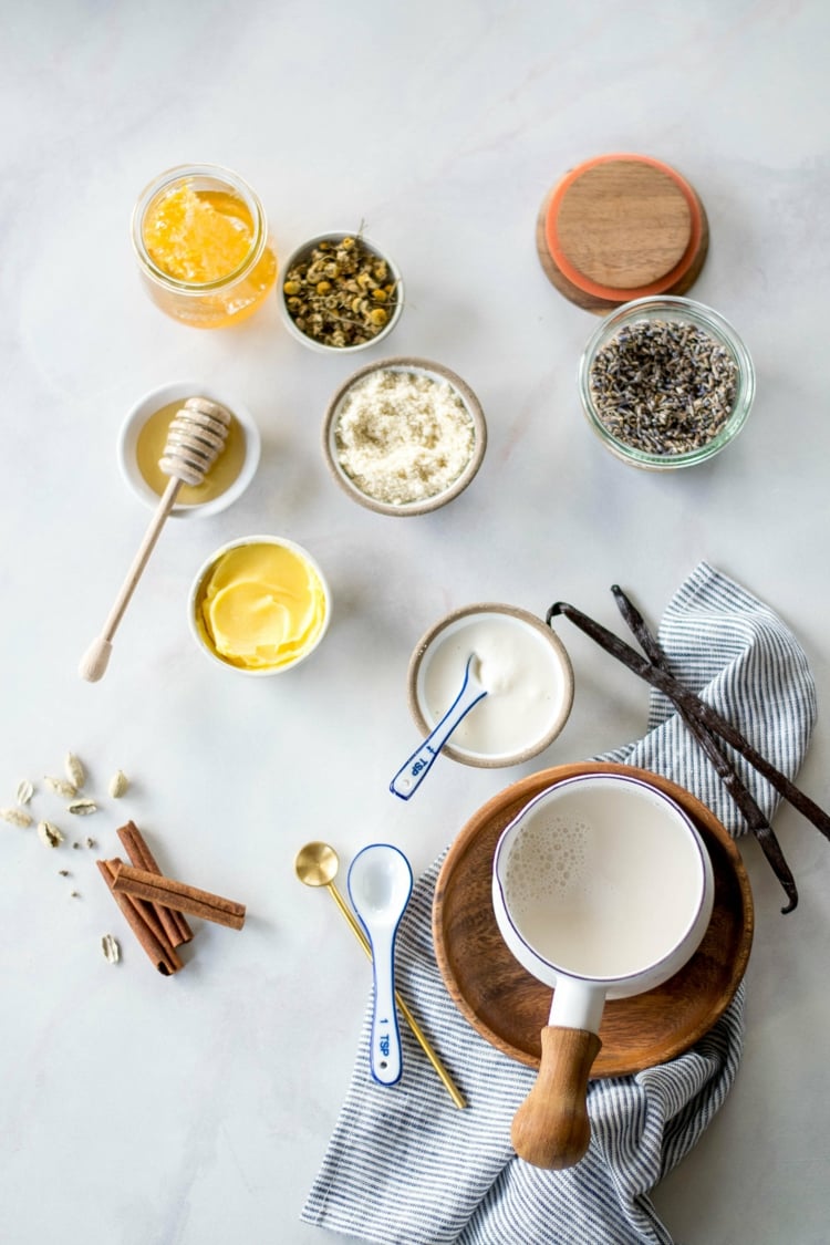 moon milk zutaten zimt ghee kräuter gewürze honig adaptogene rezept