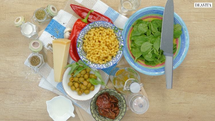 nudelsalat mit getrockneten tomaten produkten einfache zubereitung pasta basilikum gemüse