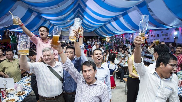 oktoberfest feiern kambodscha festzelt bierkrüge wiesn party asiaten