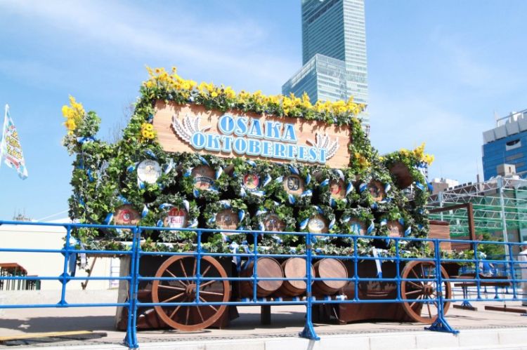 oktoberfest feiern osaka japan traditionell bayerish holzwagen pflanzen kränze pflanzen