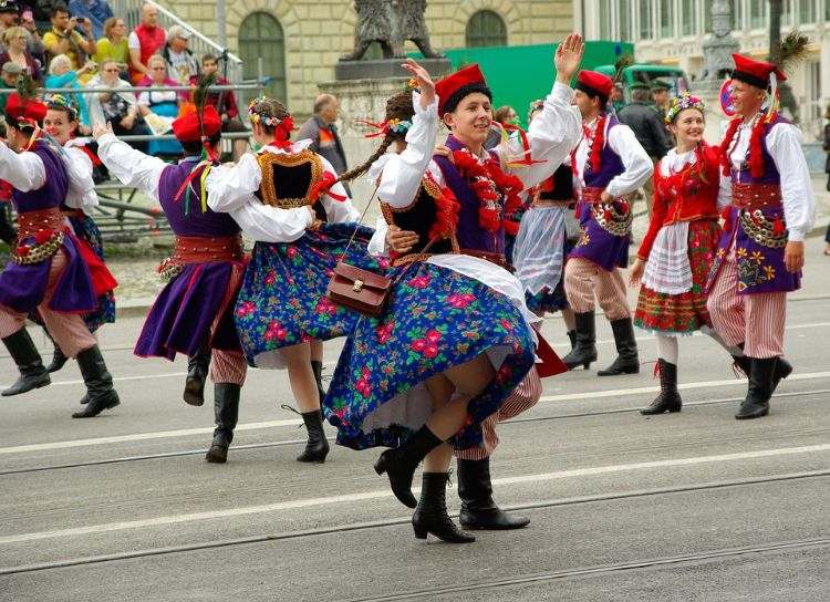 oktoberfest feiern tanzen deutsch traditionell münchen kostüm straße