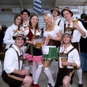 oktoberfest feiern wiesnzelt junge menschen gruppe bierkrüge party trachtenhemd