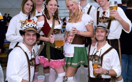 oktoberfest feiern wiesnzelt junge menschen gruppe bierkrüge party trachtenhemd