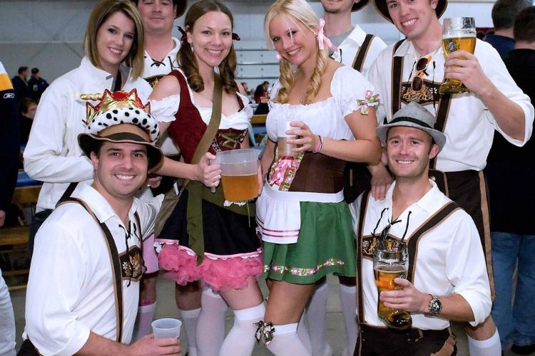 oktoberfest feiern wiesnzelt junge menschen gruppe bierkrüge party trachtenhemd