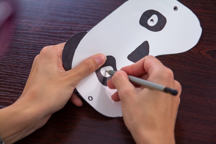 Panda Kostüm panda maske basteln anleitung löcher hineinstechen