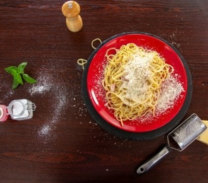 pastagericht spaghetti carbonara frisch geriebener parmesan