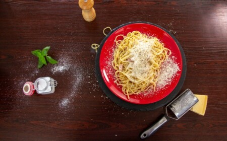 pastagericht spaghetti carbonara frisch geriebener parmesan