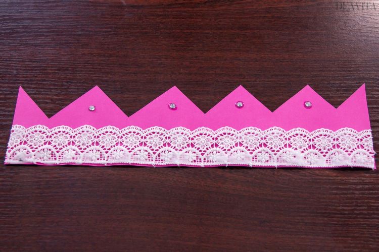 prinzessin kostüm verzieren spitze aufkleben karneval