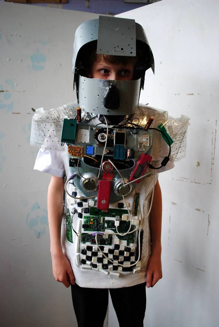 roboter kostüm aus müll basteln alter computer zubehör