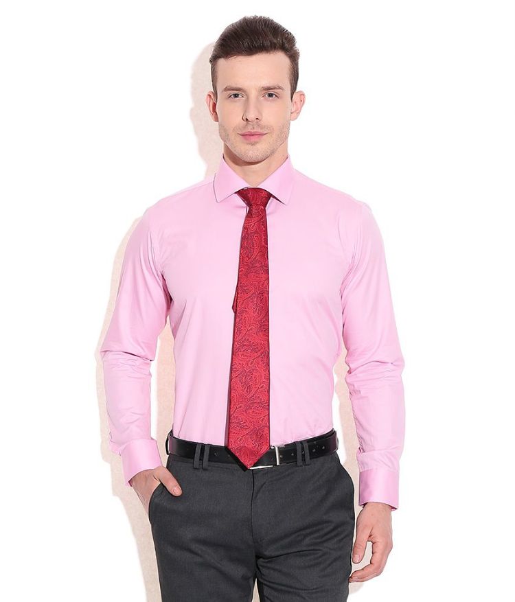 rosa hemd rosafarbene krawatte dunkelgraue hose schwarz ledergürtel