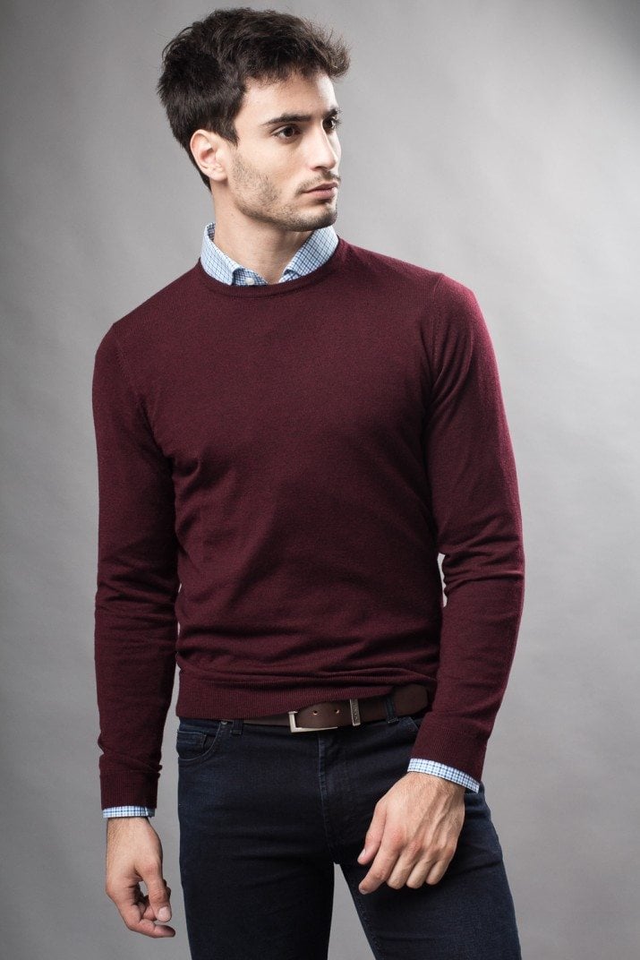roter pullover blaues hemd und dunkle jeans kombination für herren