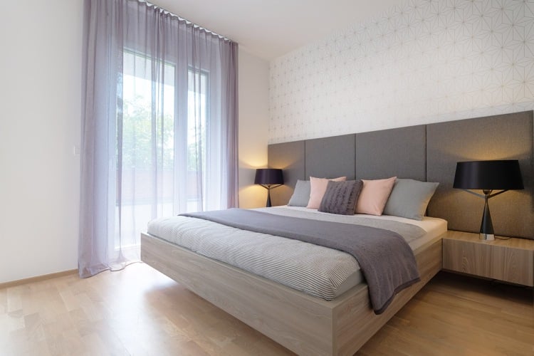 schlafzimmer modern einrichten eichenholz parkett bett kopfteil gepolstert tapeten geometrisch