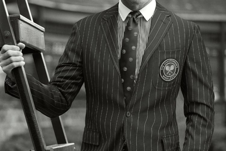schwarz weiß anzug wimbledon schwarze krawatte logo streifen hemd kombinieren grau
