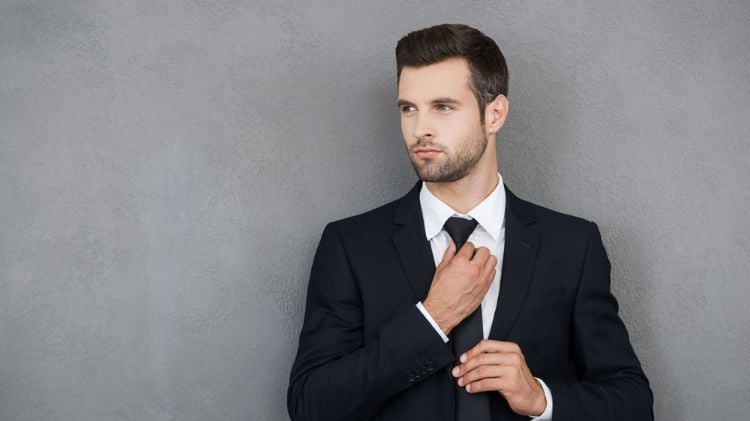 schwarzer anzug schwarze krawatte weiß hemd kombinieren graue wand