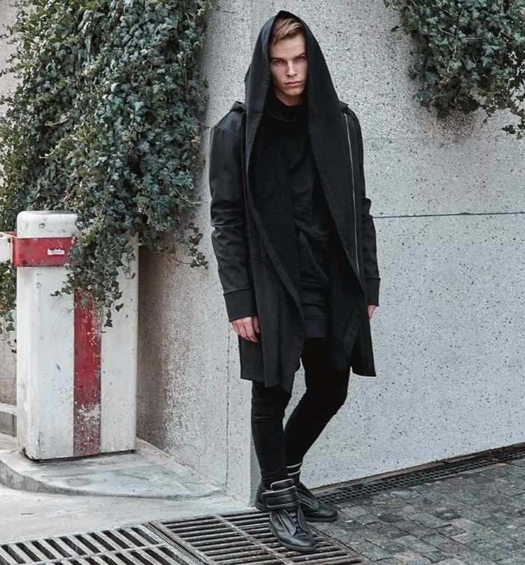 schwarzes hemd kombinieren stilvolle ideen lässig mantel kapuze sportschuhe skinny jeans