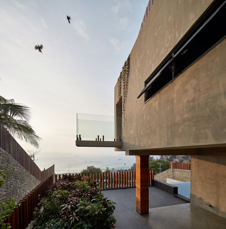 seitenansicht terrasse balkon absturzsicherung fallschutz glas meeresblick pflanzen betonwand säule klinkerriemchen vorderhof