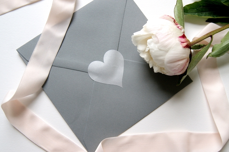 DIY Silberhochzeit Deko aus Alufolie: Rosen, Streudeko und Luftballons