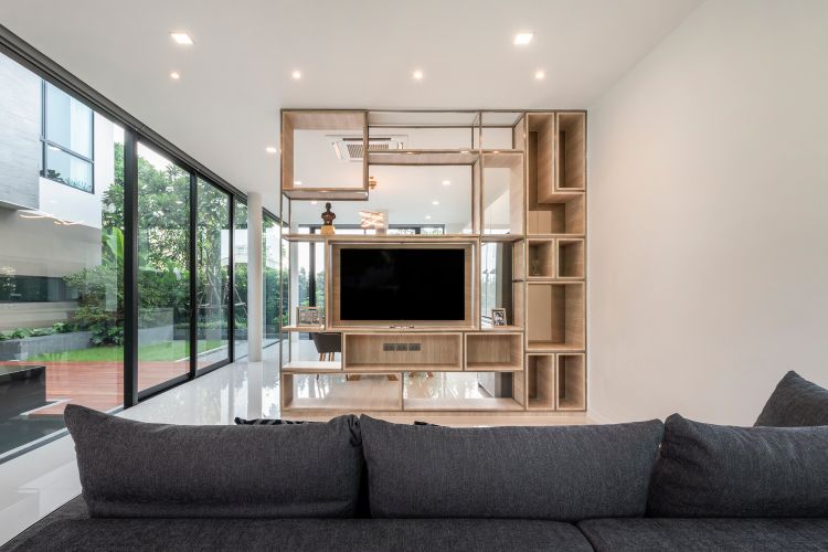 siri haus bangkok thailand erste etage fernseher couch sofa trennwand regal luxus design