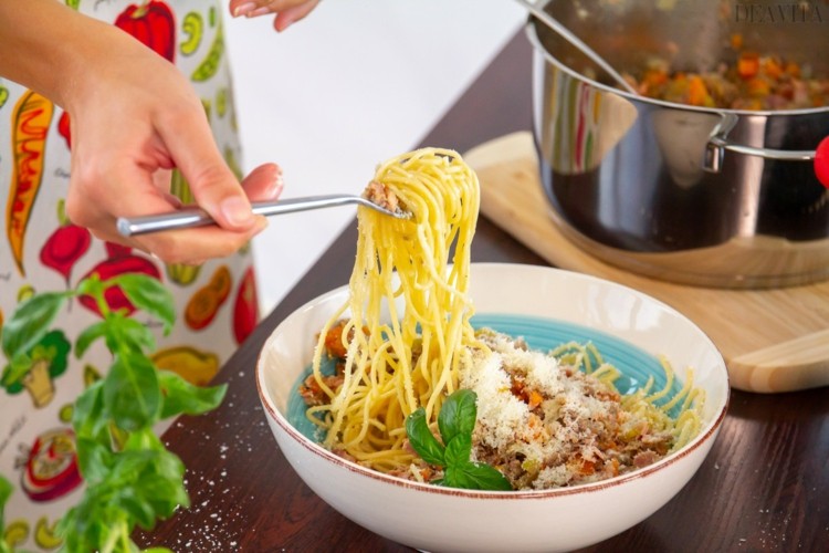 spaghetti bolognese original rezept servieren parmesan basilikum