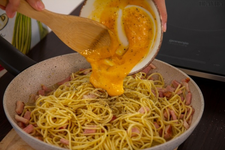 spaghetti carbonara eigelb parmesan salz pfeffer einrühren