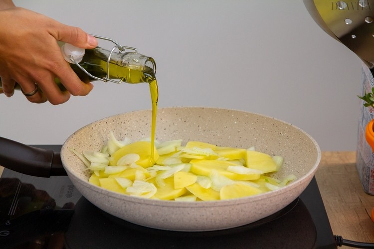 spanische tortilla zubereiten pfanne olivenöl