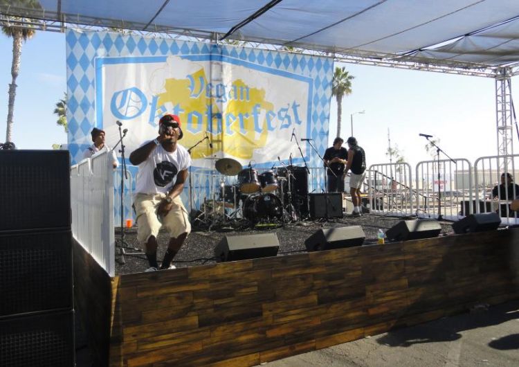 vegan oktoberfest feiern santa monica rappen bühne musikinstrumente palmen