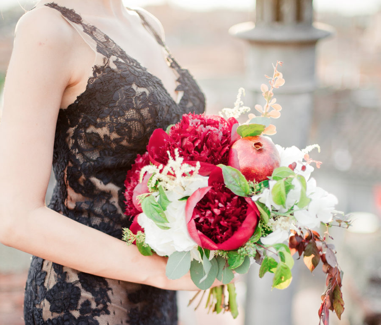 Brautstrauß mit roten Pfingstrosen weißen Blumen und einem Granatapfel