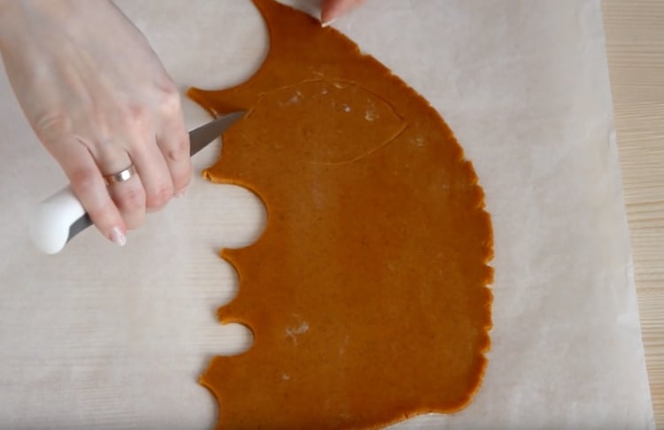 Christbaumschmuck aus Lebkuchen Baumblatt Form Messer ausschneiden