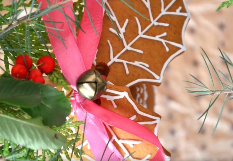 Christbaumschmuck aus Lebkuchen Weihnachtsglocke binden