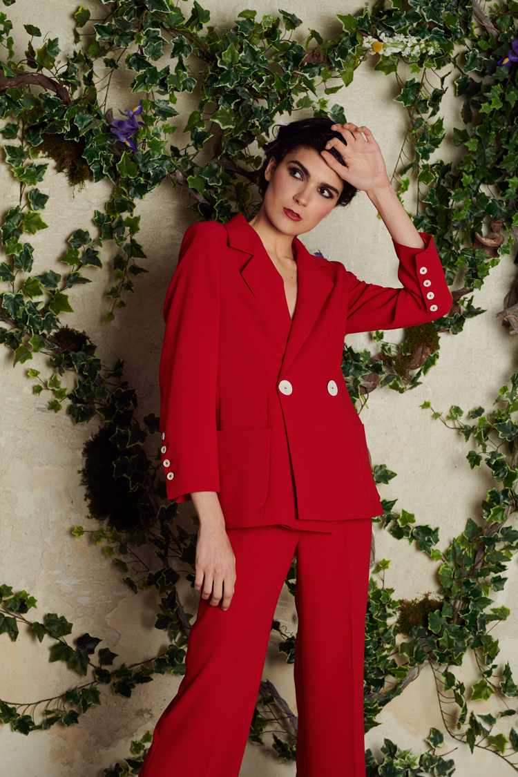 Damenanzug in leuchtendem Rot mit Hose Trendfarbe für die Herbstsaison 2018