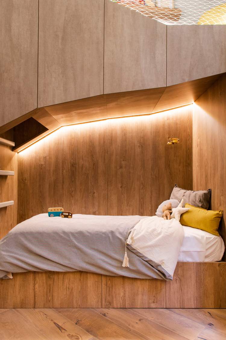 Etagenbett Doppelbett Oberschränke Led Leiste helles Holz