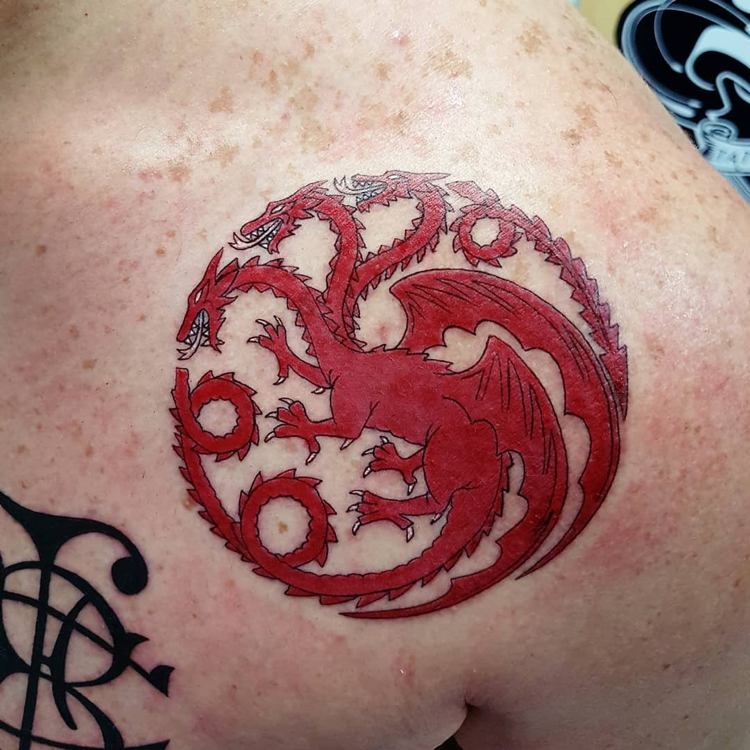 Game of Thrones Tattoo Ein roter dreiköpfiger Drache