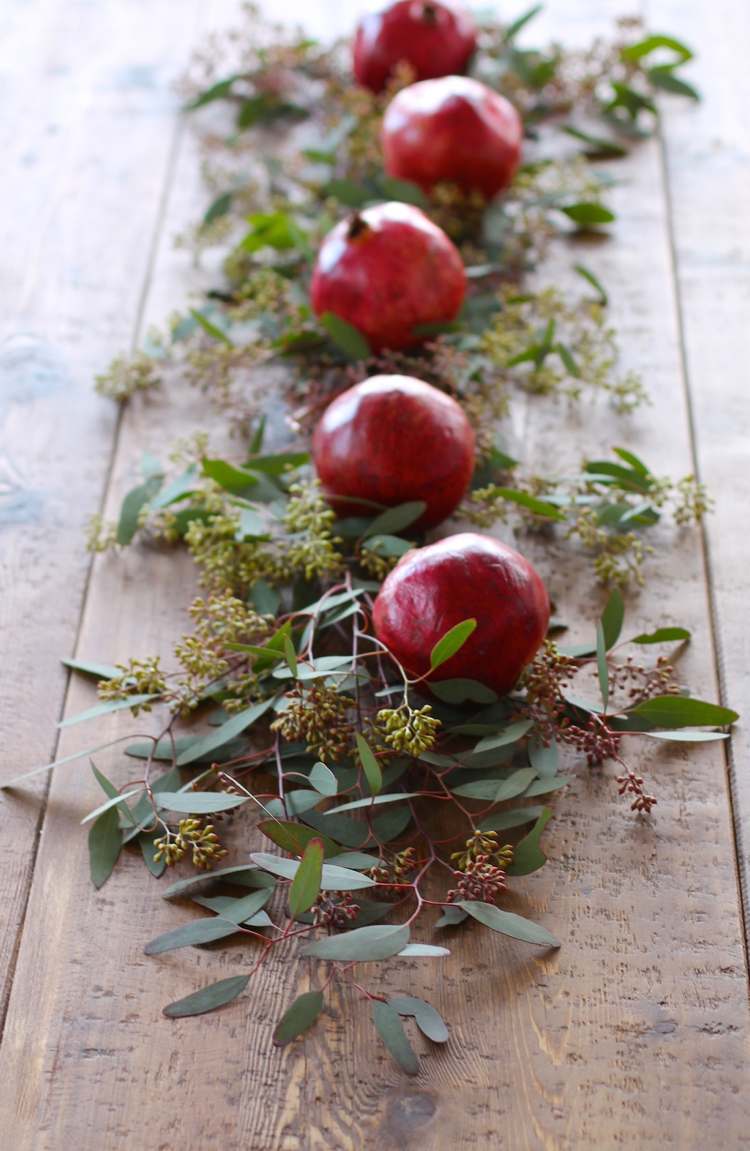 Granatapfel Deko Weihnachten grüne Zweige und rote Granatäpfel Tischlaufer