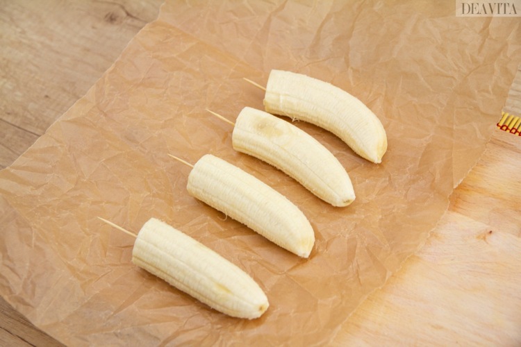 Halloween Fingerfood Rezepte Bananen halbieren Zahnstocher stecken