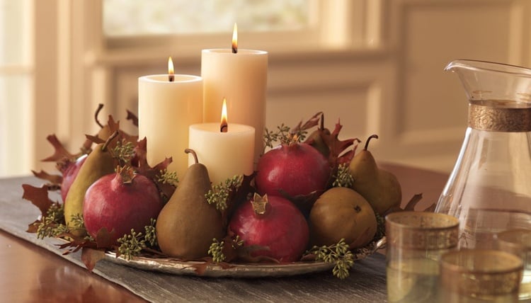 Herbstdeko mit Granatäpfeln Tablett dekorieren Birnen Ahornblätter Stumpenkerzen