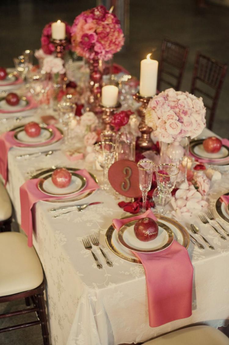 Hochzeit Pink Weiß Marsala Rosenkugeln Granatapfel Platzkarte