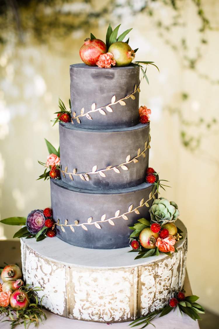 Hochzeitstorte dreistufig dekoriert mit Nelken Granatäpfeln Sukkulenten