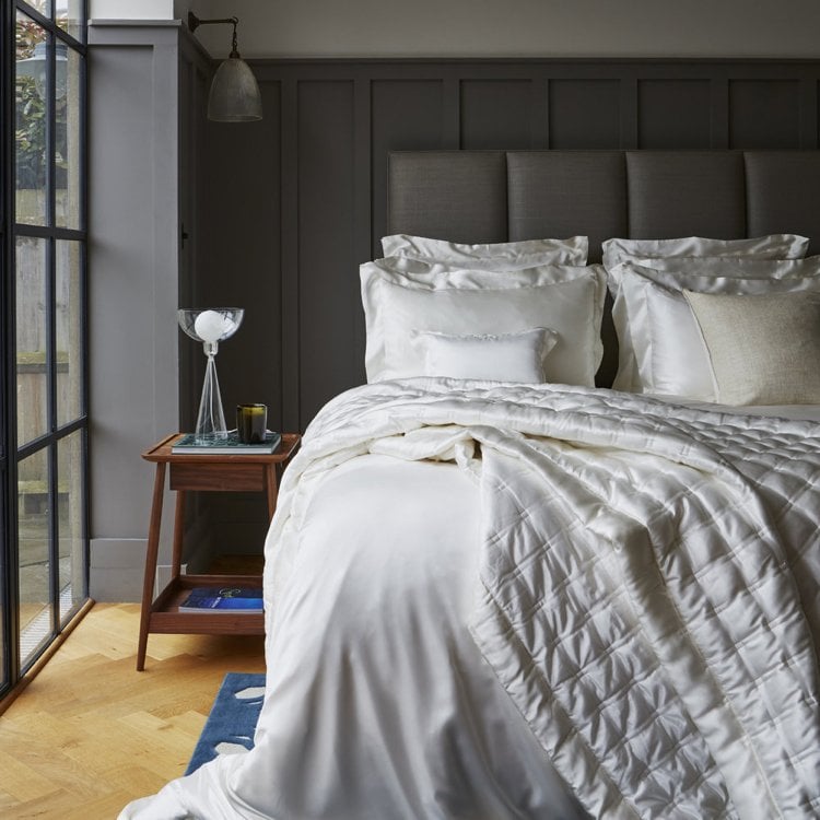 Kissenbezug aus Seide Elefantenbein Farbe dunkelgraue Wände Schlafzimmer